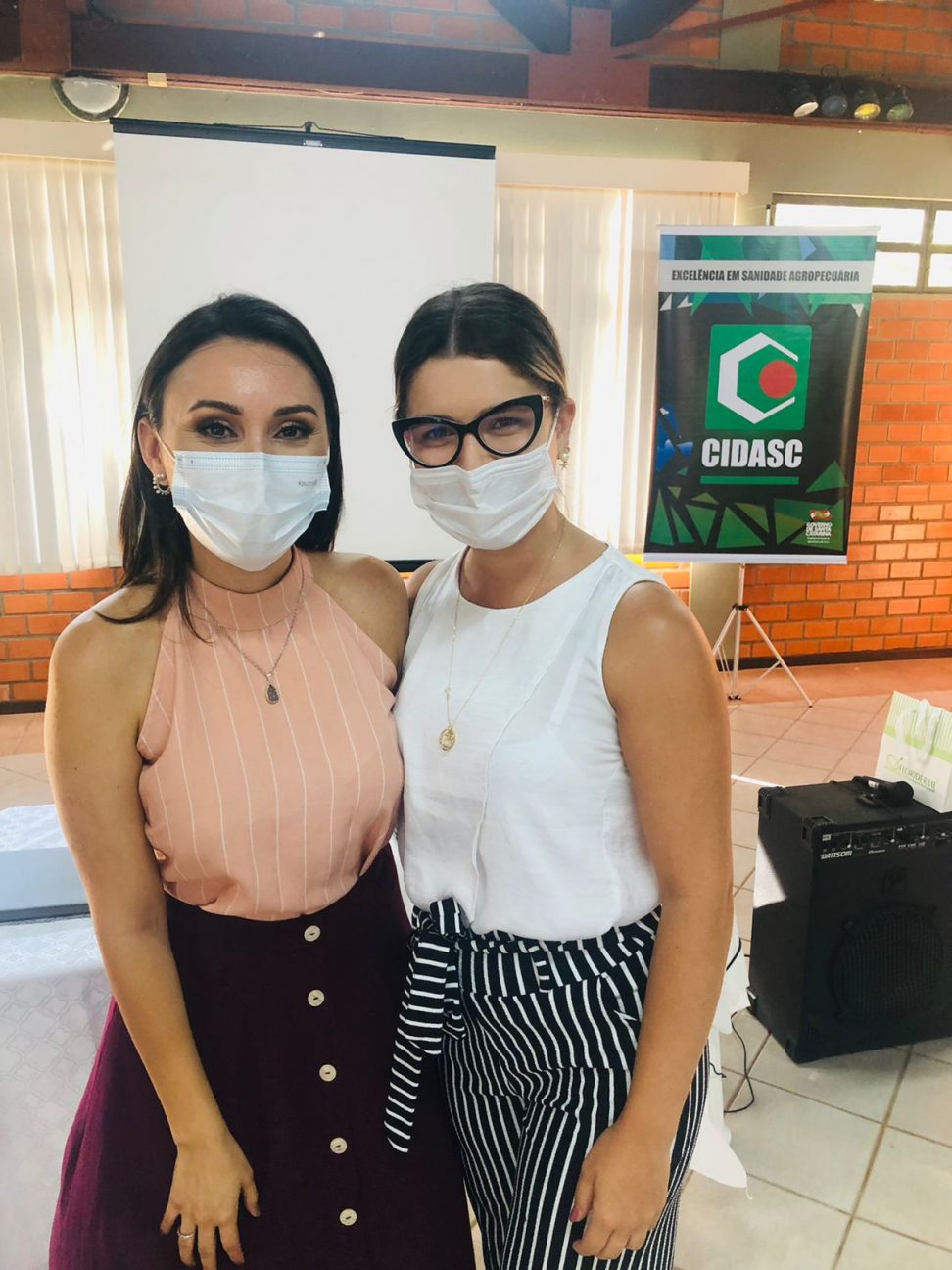 Na foto, Eveline (à esquerda), aparece ao lado da Estudante de Medicina Veterinária, Ana Clara Lima, funcionária do órgão estadual.